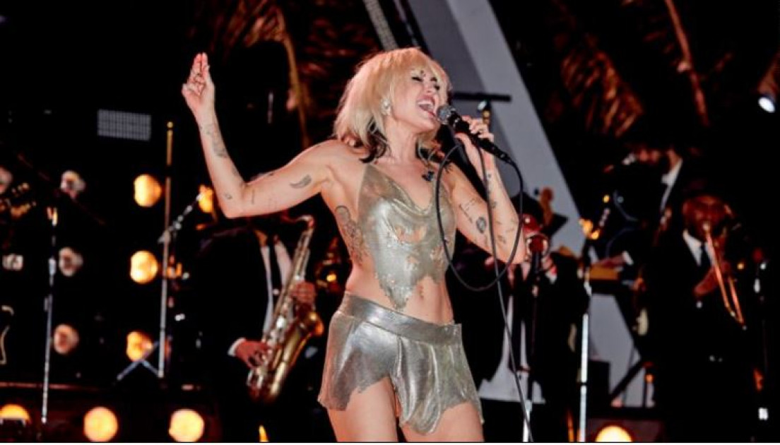 Miley Cyrus smoothly covers for a wardrobe malfunction in New Year's Eve show